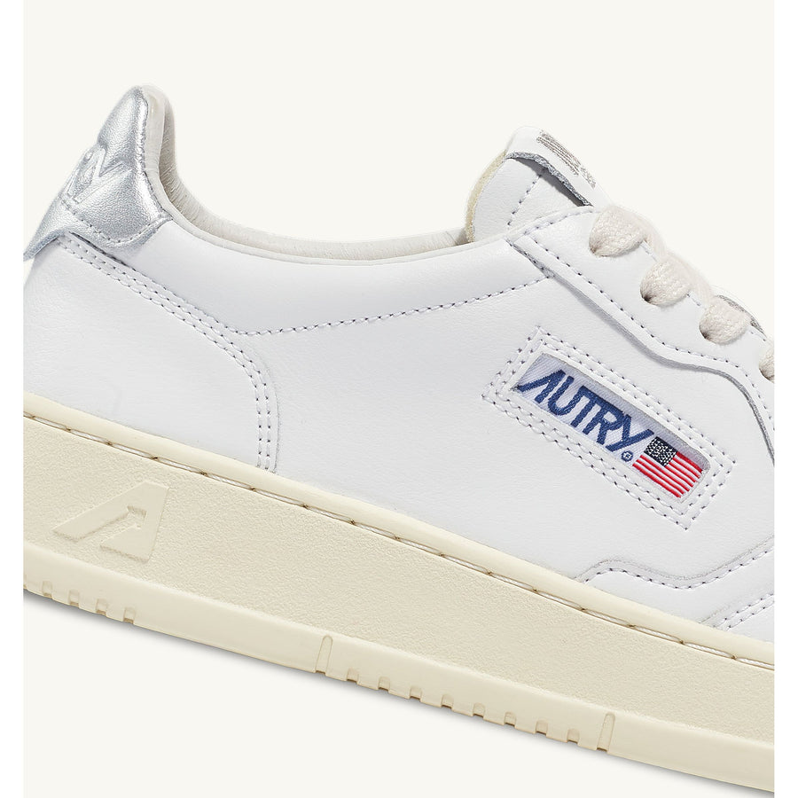 MEDALIST LOW SNEAKERS IN LEATHER WHITE AND SILVER