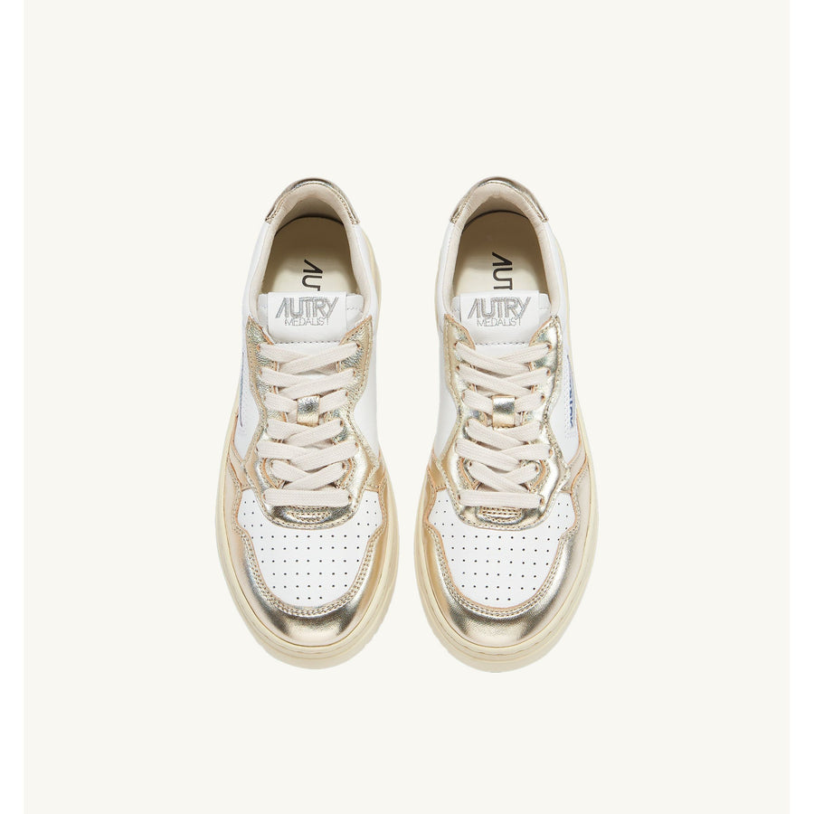 MEDALIST LOW SNEAKERS IN WHITE AND PLATINUM LEATHER